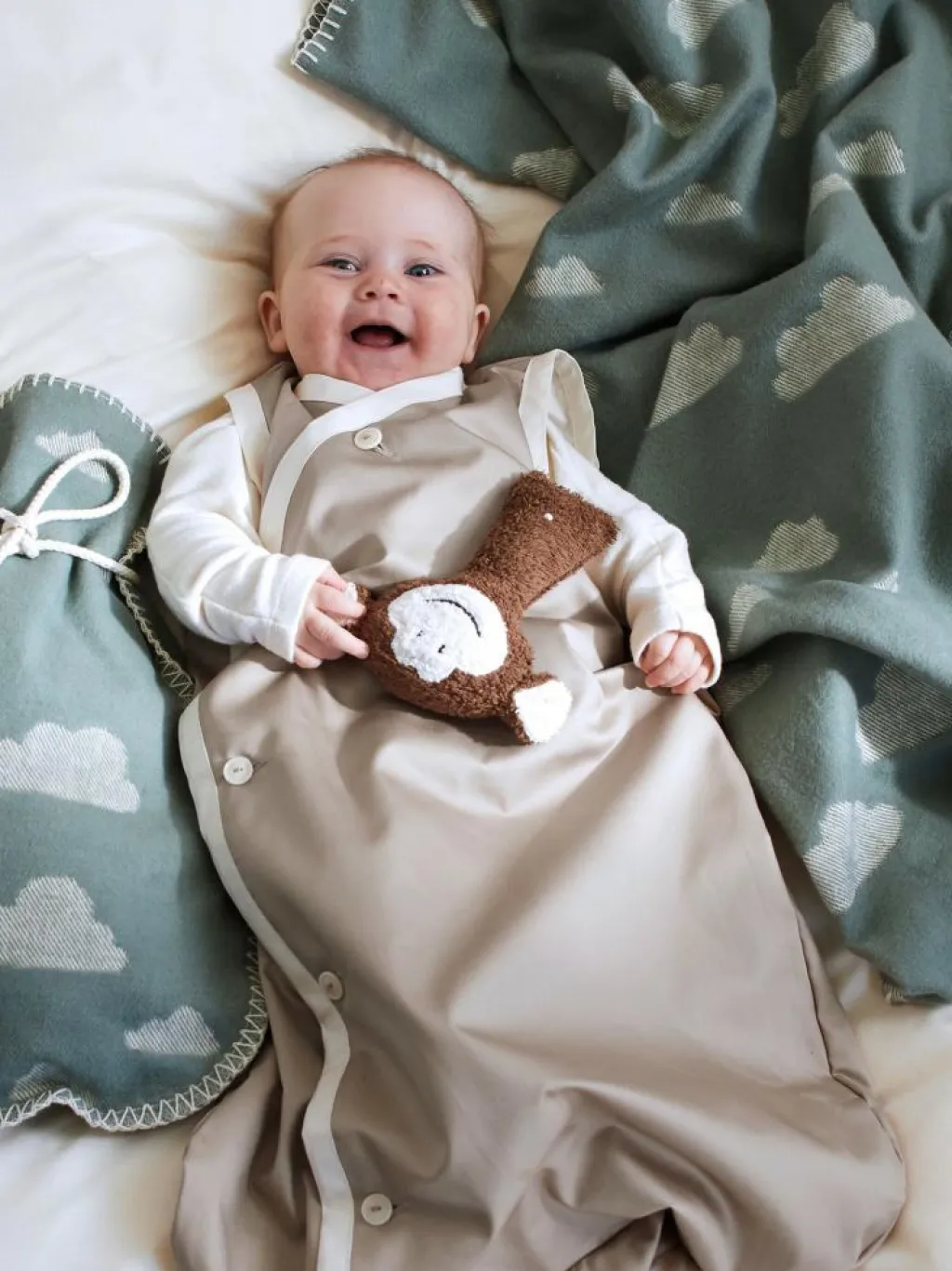 Grüne Erde Geschenke-Guide|Kuscheltiere & Spielzeug^Babyrassel Affe Abu, 15 cm, Bezug: 100 % Baumwolle, Füllung: 100 % Schurwolle (Schaf), GOTS