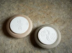 Grüne Erde Raumdüfte|Duftlampen & Duftsteine^Duftstein aus Keramik mit Motiv Yin & Yang, taupe, ø 8 cm, H 2 cm