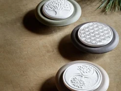 Grüne Erde Raumdüfte|Duftlampen & Duftsteine^Duftstein aus Keramik mit Motiv Baum des Lebens, lorbeer, ø 8 cm, H 2 cm