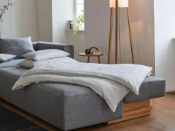 Grüne Erde Schlafsofas^Ecksofa Sereno mit Schlaffunktion inkl. 4 Kissen (70x55 cm), B 300 x T 235 cm, Bodennah, Eckteil links, mit Bezug Wollstoff Tano Natur (79), Buche