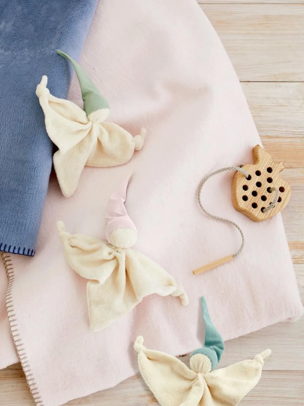 Grüne Erde Geschenke-Guide|Kuscheltiere & Spielzeug^Fädelspiel Apfel, Eschenholz, 12 x 10 cm, Schnur 70 cm