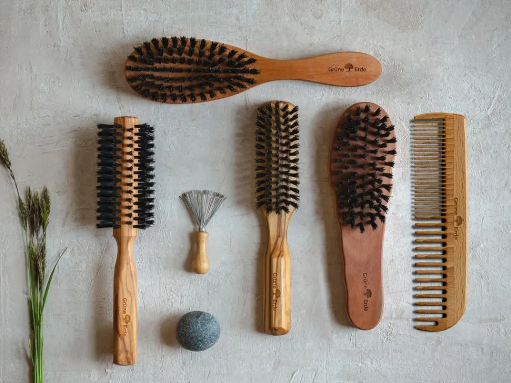 Grüne Erde Haarpflege^Föhnbürste mit Wildschweinborsten, ca. 21 cm, Olivenholz, 10 Borstenreihen