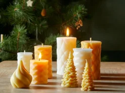 Grüne Erde Weihnachtliches Dekorieren|Kerzen Und Duftkerzen^Figurenkerze Tanne aus Bienenwachs, H 11 cm, ø 5 cm