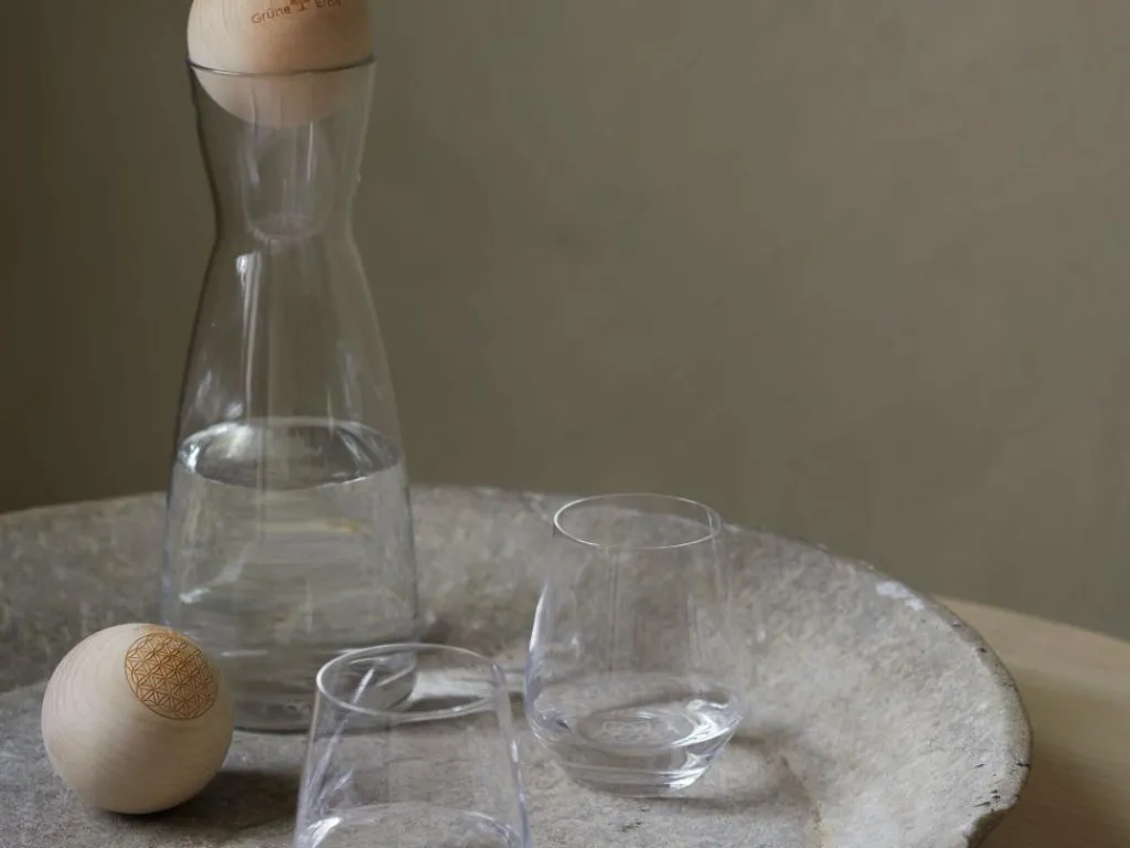 Grüne Erde Geschenke-Guide|Gläser, Karaffen & Kannen^Glaskaraffe mit Zirbenkugel, 1 l, H 25,5 cm, Kugel = 7,0 cm