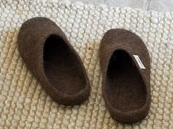 Grüne Erde Hausschuhe^Hausschuh Finley, dunkelbraun, Größe 38/39, 100 % Schurwolle (Schaf) mit pflanzlich gegerbter Ledersohle, Tiroler Bergschaf