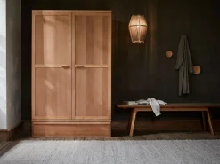 Grüne Erde Kleiderschränke^Kleiderschrank Kurami mit Drehtüren 2-türig, Fußgestell, Holz,