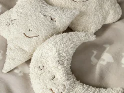 Grüne Erde Einschlafhilfen|Geschenke-Guide^Mond Duftkissen Zirbe, ca. 29 cm, Überzug: 100 % Baumwolle, Baumwolle kbA, Füllung: 100 % Zirbenspäne