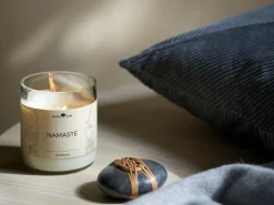 Grüne Erde Geschenke-Guide|Kerzen Und Duftkerzen^Natürliche Rapswachskerze NAMASTÉ im rezyklierten Glas, Baumwolldocht, 325 ml, H 9,5 cm, ø 8,5 cm