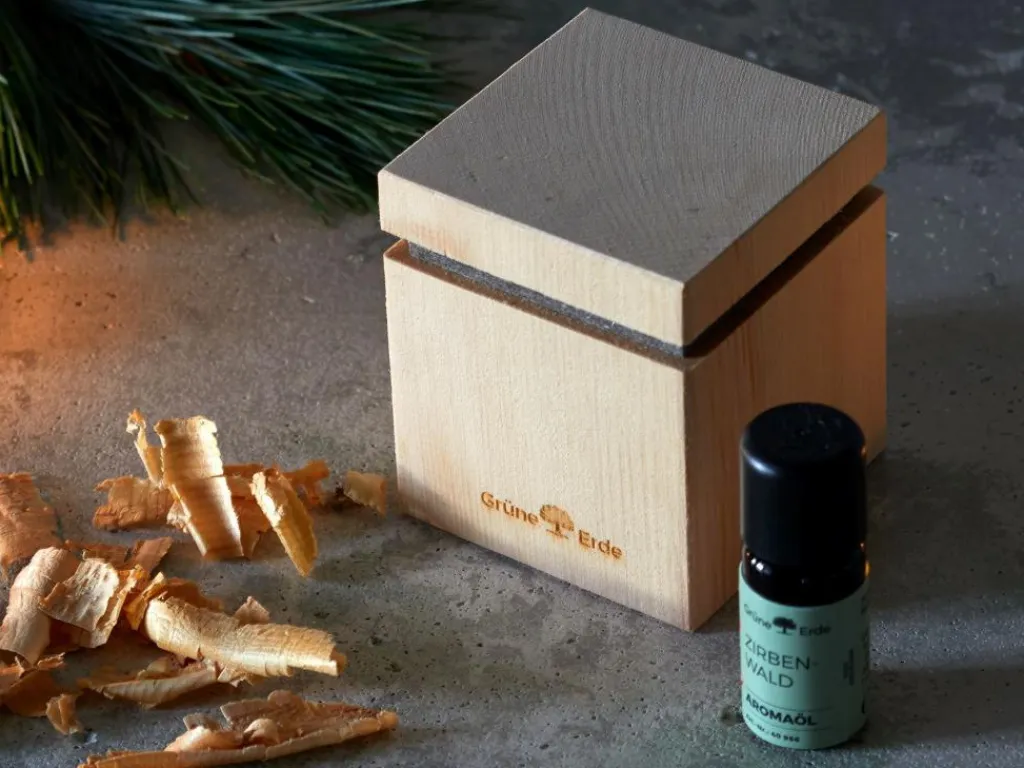 Grüne Erde Raumdüfte|Aromaölmischungen^Set: Zirbenduftspender mit Filz und Holzgewinde + Zirbenwald Aromaölmischung