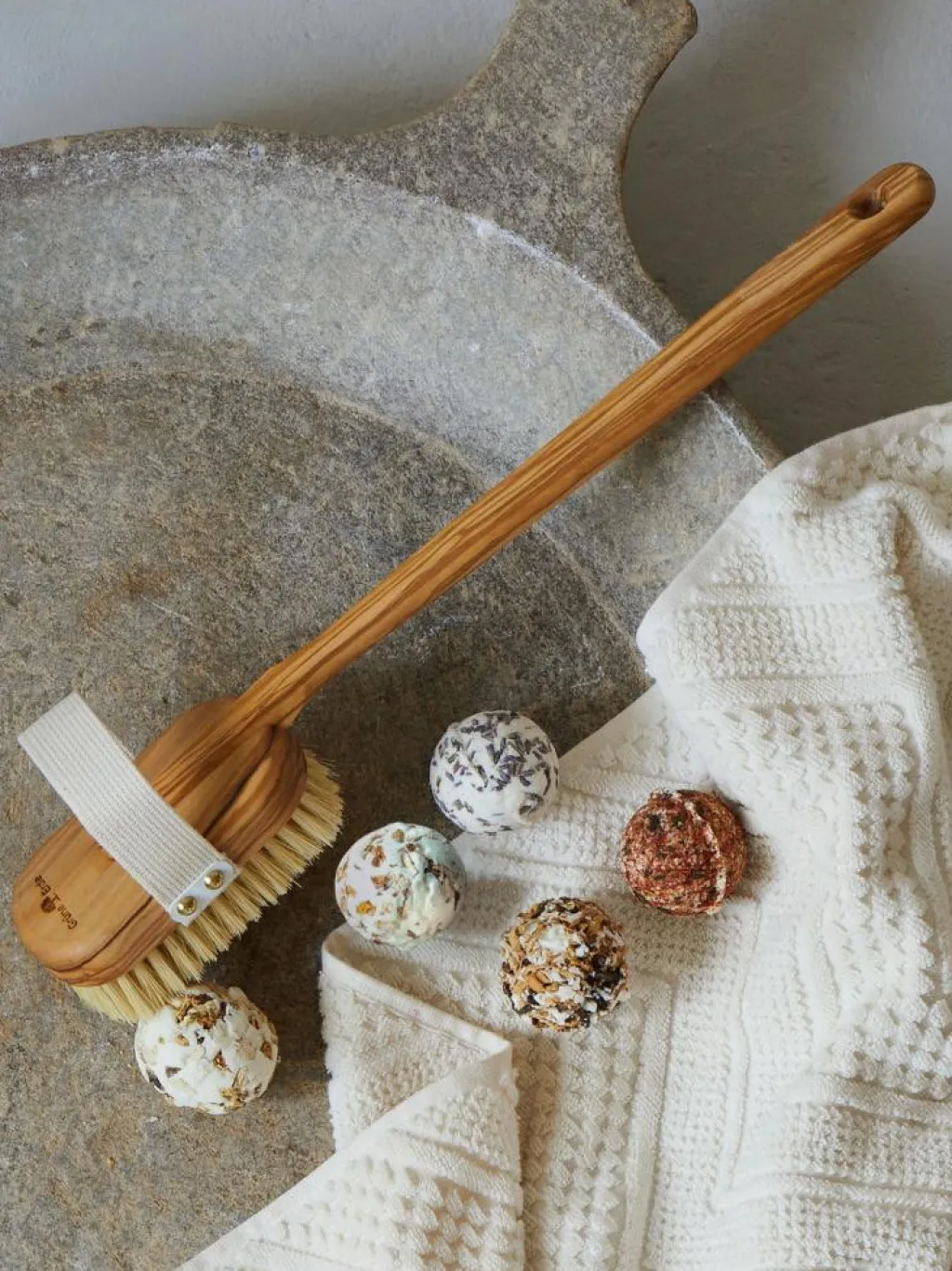 Grüne Erde Feste Kosmetik & Alles Mit Kunststofffreier Verpackung|Baden & Massage^SONNE AUF DER HAUT - Badekugel Mandarine & Basilikum 50 g