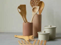 Grüne Erde Küchenaccessoires^Spitzlöffel ohne Loch aus Eschenholz, geölt, 30 x 6 cm