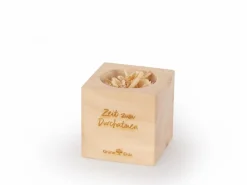 Grüne Erde Raumdüfte|Wohndekoration^Zirbenwürfel "Zeit zum Durchatmen" mit Zirbenflocken, 7 x 7 x 7 cm